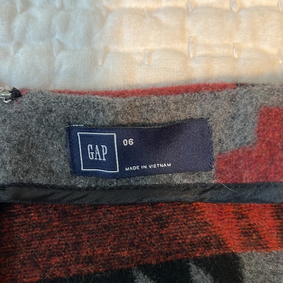 GAP size 6 wool mini skirt - Picture 2 of 3